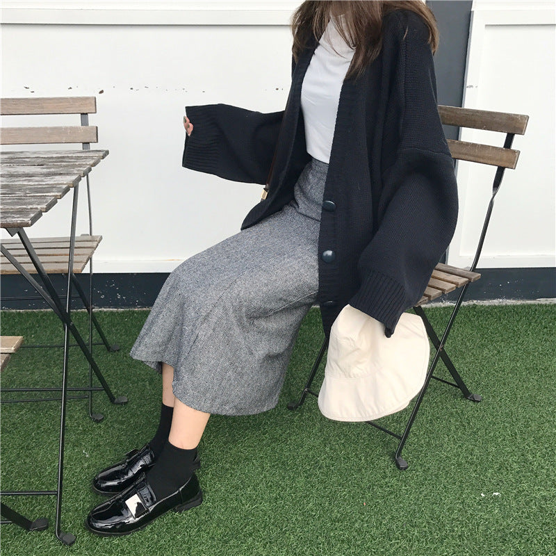 Kvinnenes store strikkede cardigan med avslappet design og knapp-lukking Skjora