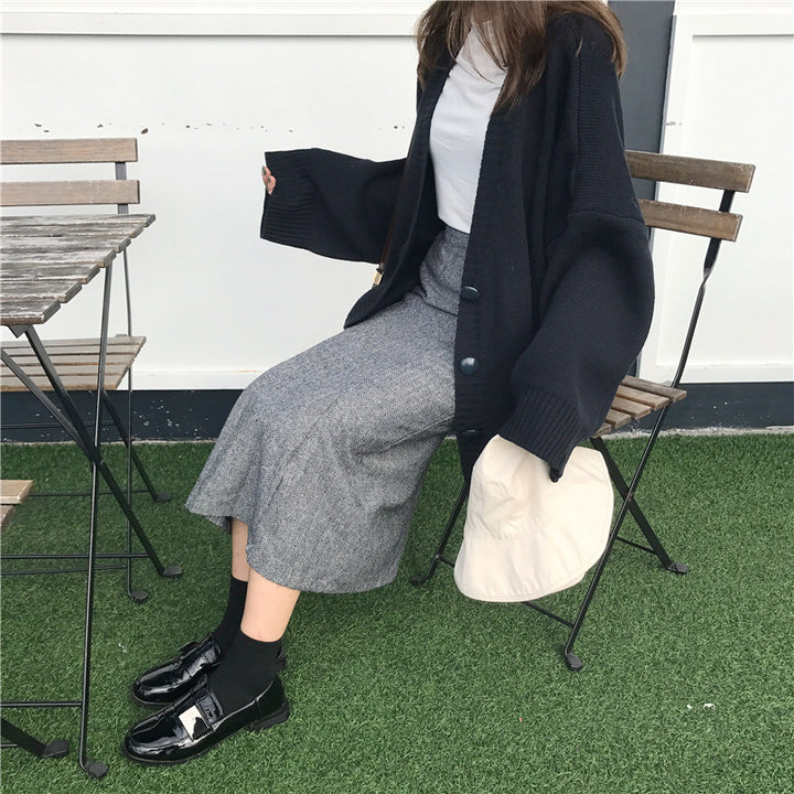 Kvinnenes store strikkede cardigan med avslappet design og knapp-lukking Skjora