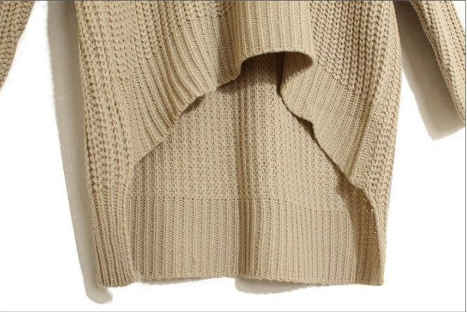 Kvinnens chunky strikket poncho med frynser og hette Skjora