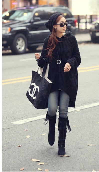 Kvinnens chunky strikket poncho med frynser og hette Skjora