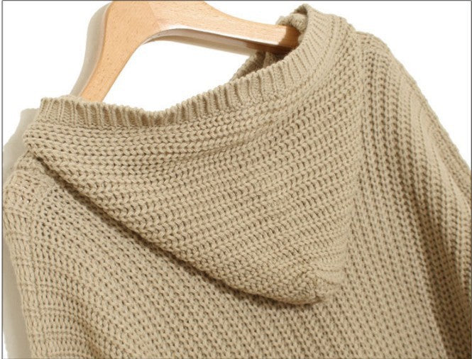 Kvinnens chunky strikket poncho med frynser og hette Skjora