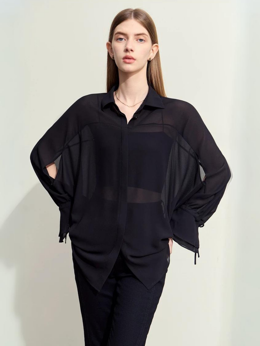 Gjennomsiktig chiffongbluse med rynkede mansjetter