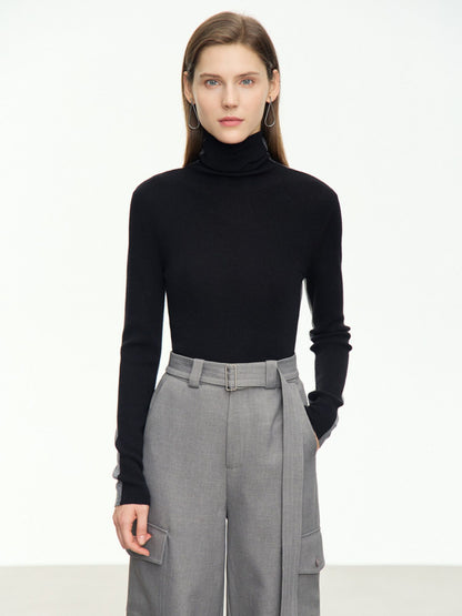 Stilig tofarget turtleneck-genser i grå og svart tofarget design
