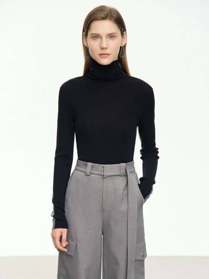 Stilig tofarget turtleneck-genser i grå og svart tofarget design