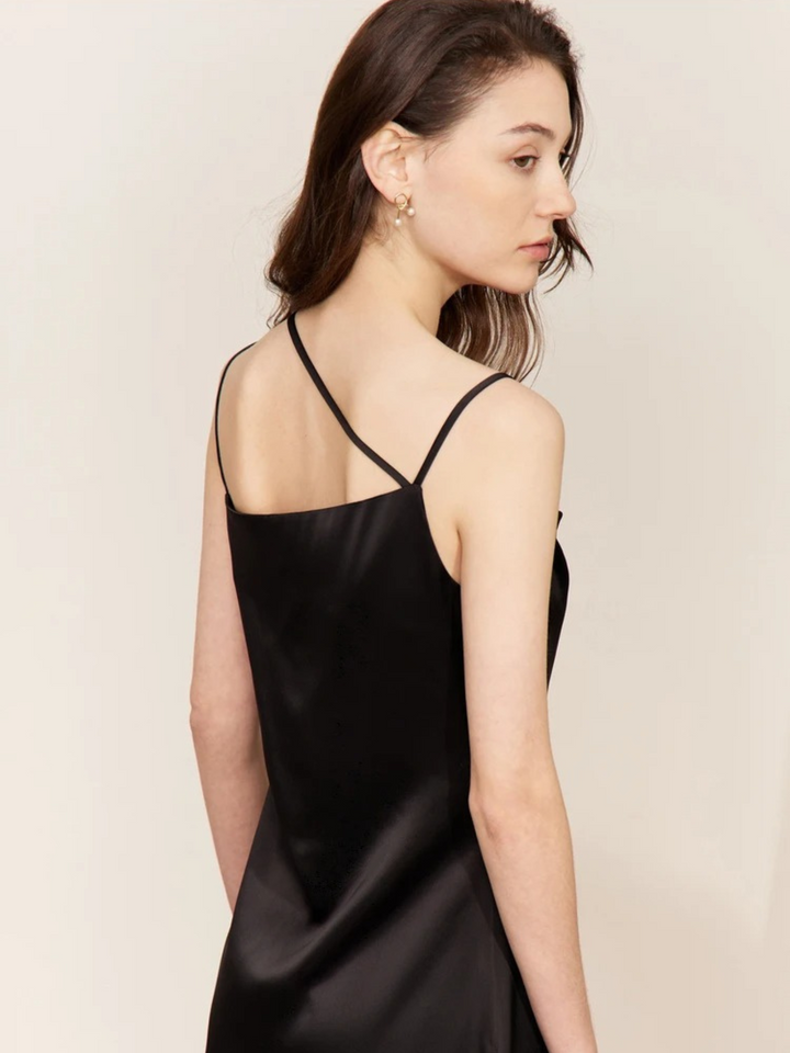 Asymmetrisk midikjole