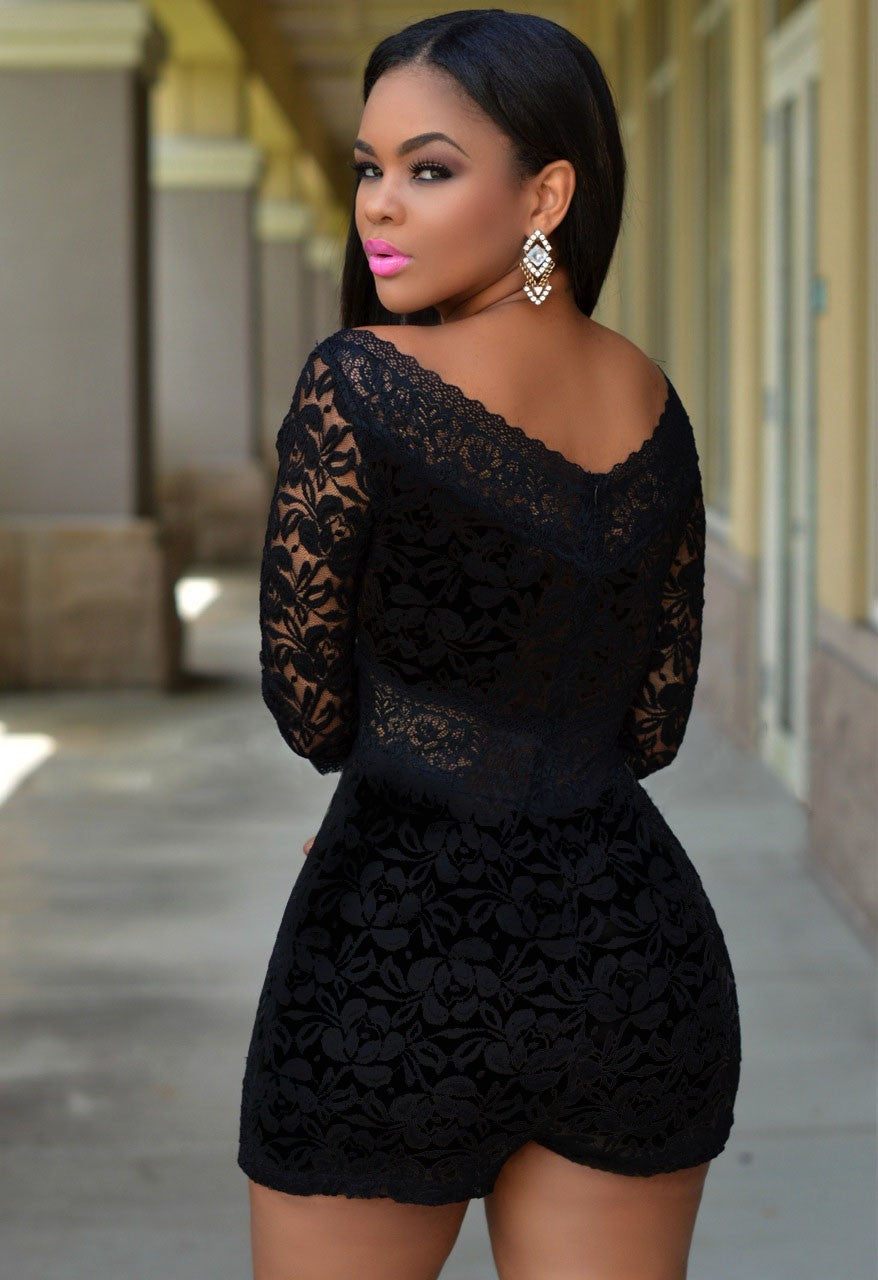 Damer blonder jumpsuit med off-shoulder design og elegante snittdetaljer