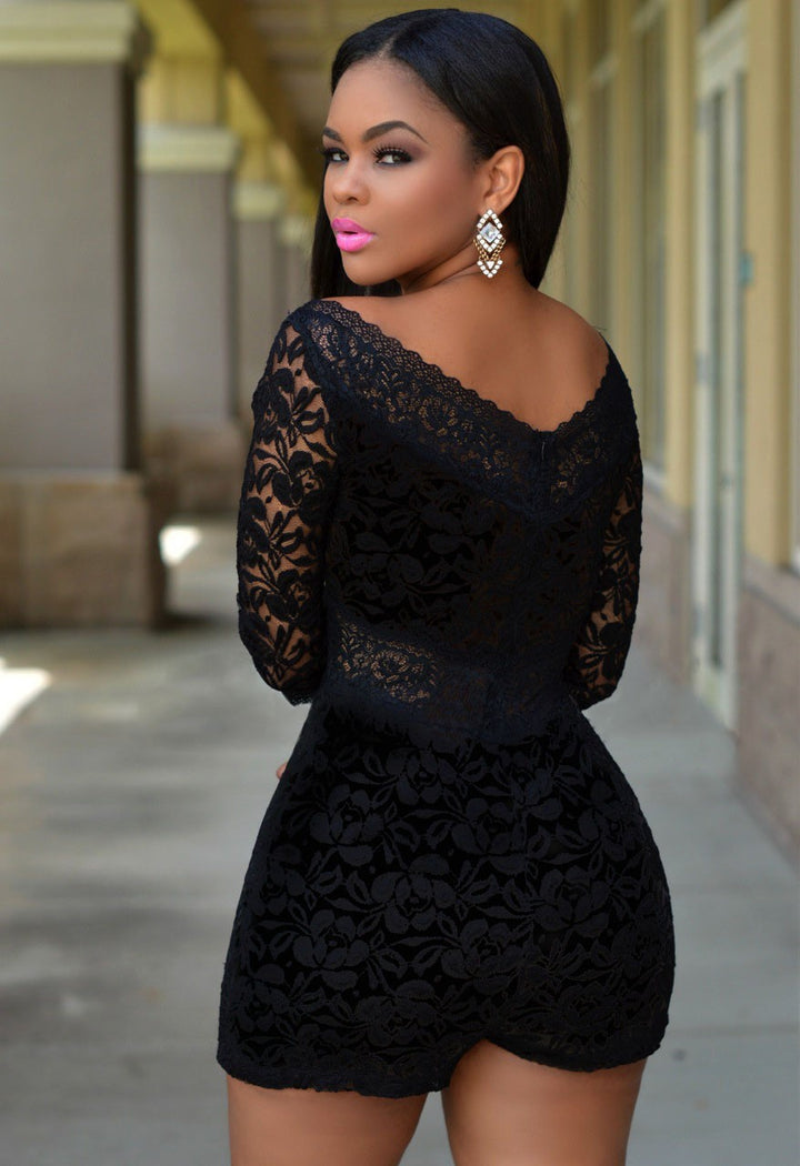 Damer blonder jumpsuit med off-shoulder design og elegante snittdetaljer