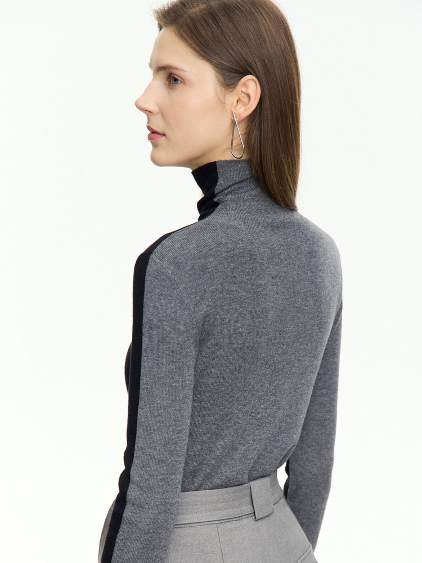 Stilig tofarget turtleneck-genser i grå og svart tofarget design