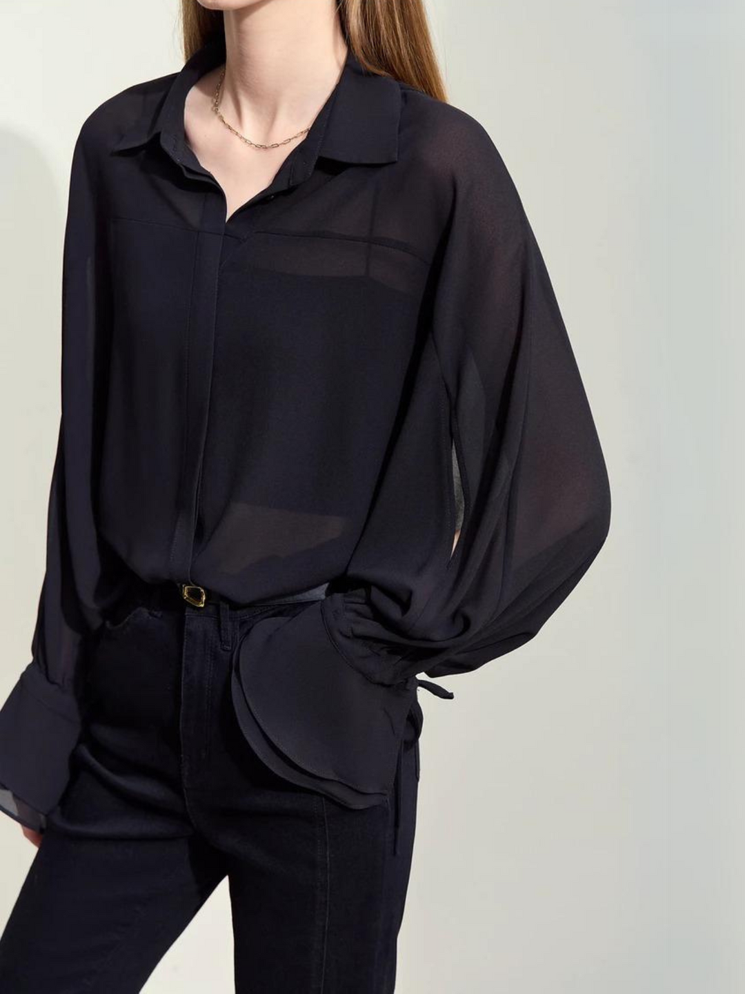 Gjennomsiktig chiffongbluse med rynkede mansjetter