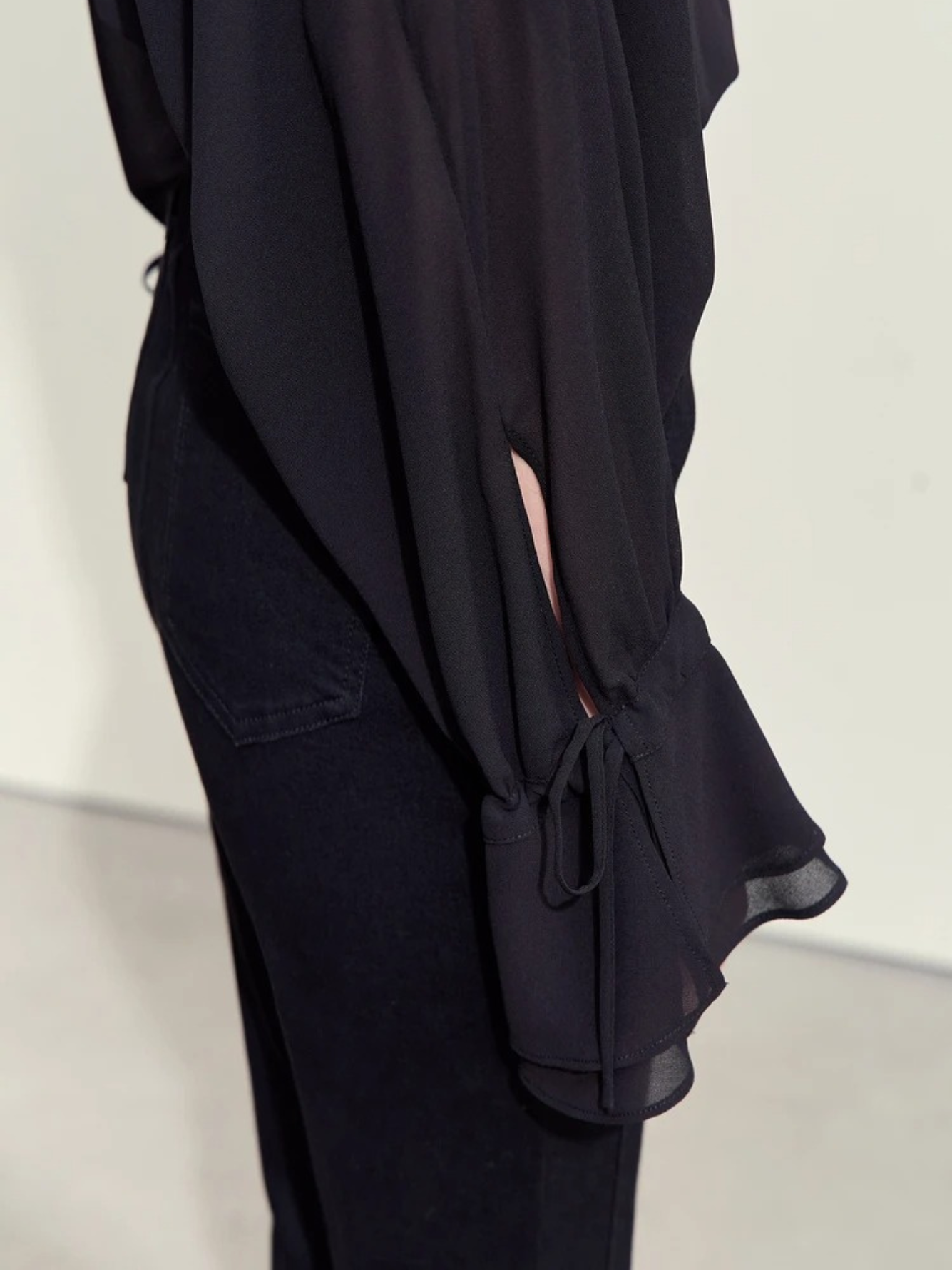 Gjennomsiktig chiffongbluse med rynkede mansjetter