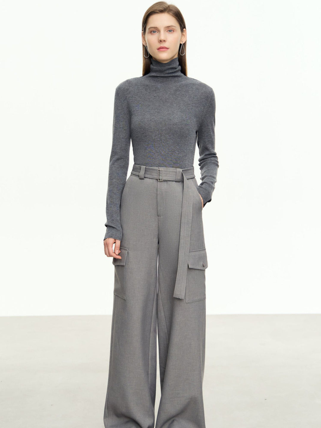 Stilig tofarget turtleneck-genser i grå og svart tofarget design