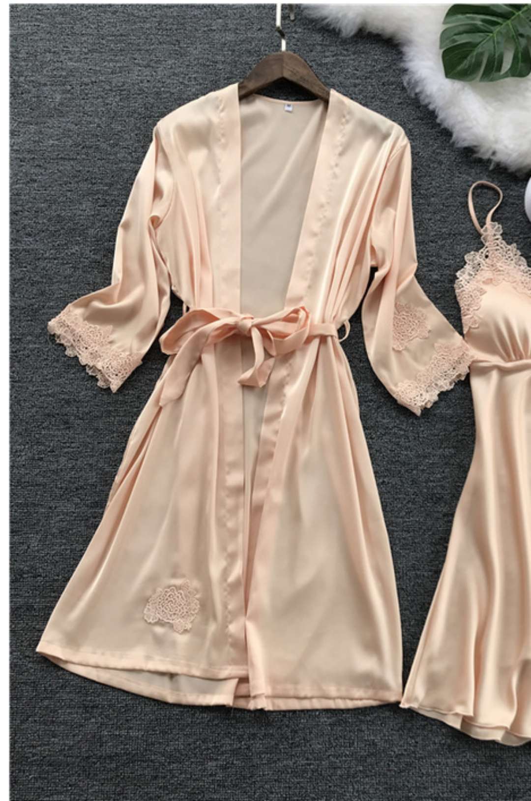 Dame satin husfrakk med fine spisse detaljer og justerbart belte Skjora