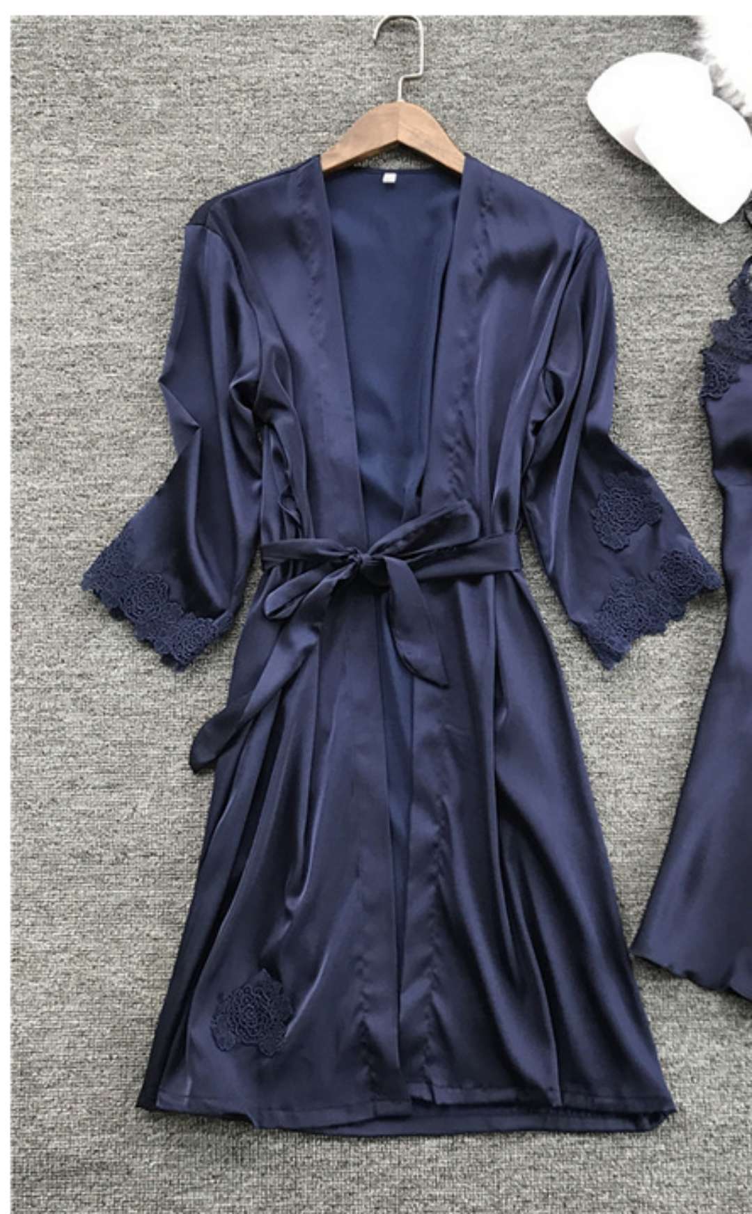 Dame satin husfrakk med fine spisse detaljer og justerbart belte Skjora