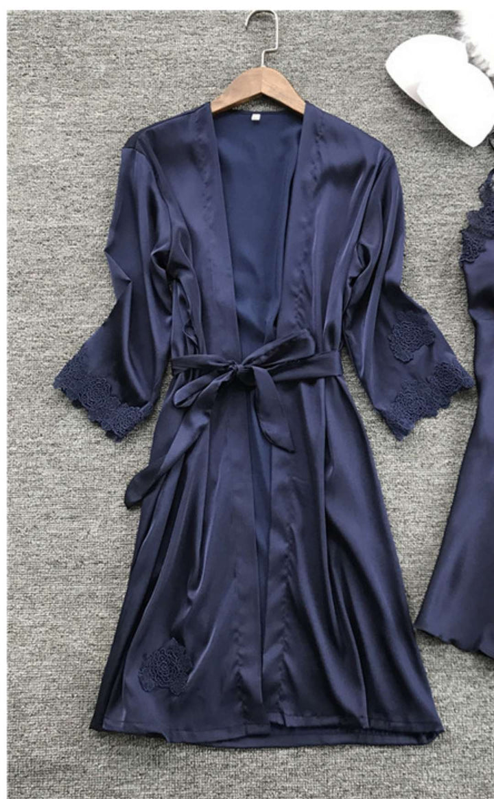 Dame satin husfrakk med fine spisse detaljer og justerbart belte Skjora
