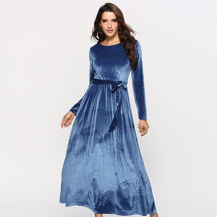 Kvinnes elegant maxi kjole laget av myk velur med midje belte Skjora