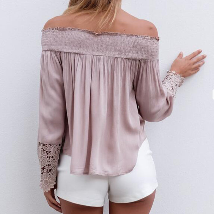 Kvinnebluse med off-shoulder design og blomstret blondermerker Skjora