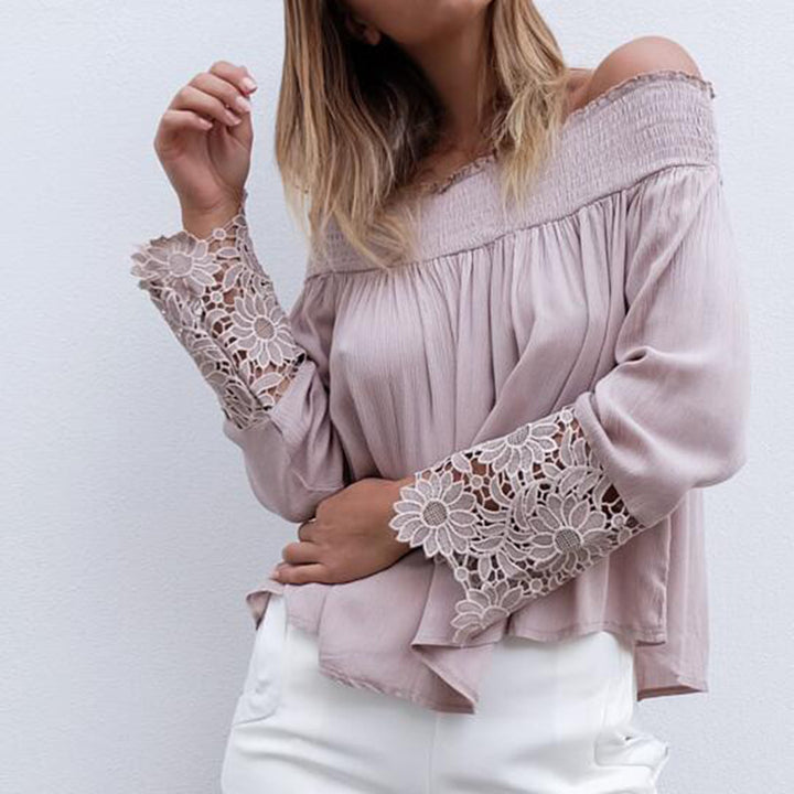 Kvinnebluse med off-shoulder design og blomstret blondermerker Skjora