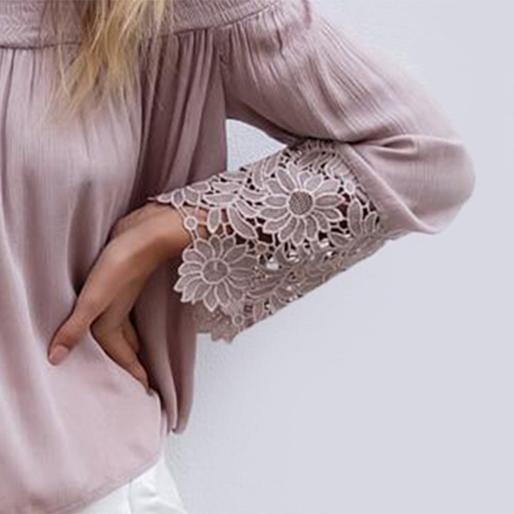 Kvinnebluse med off-shoulder design og blomstret blondermerker Skjora
