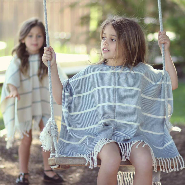 Dame strand poncho med frynset kant og stripet design