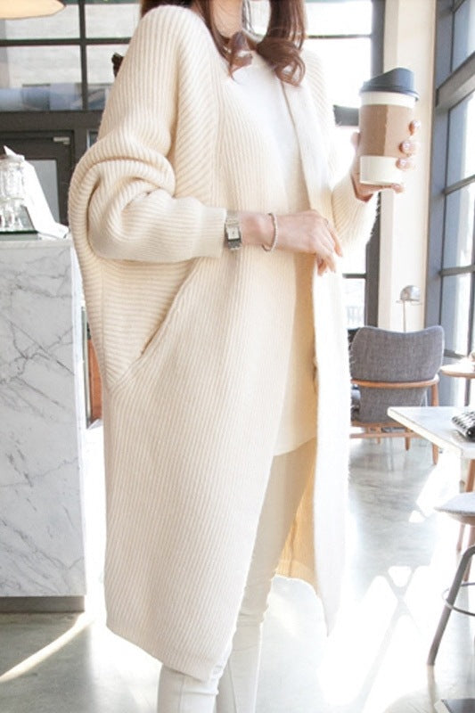 Dame avslappet lang cardigan med åpen front og fint strikkemønster Skjora