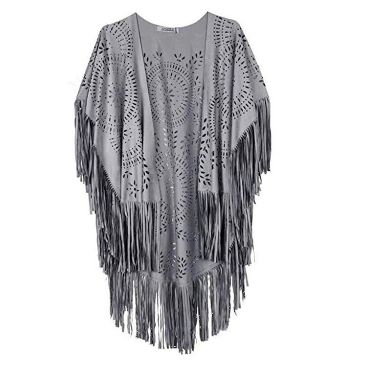 Kvinnes fransete, lett kimono laget av kunstlær med utskåret mønster