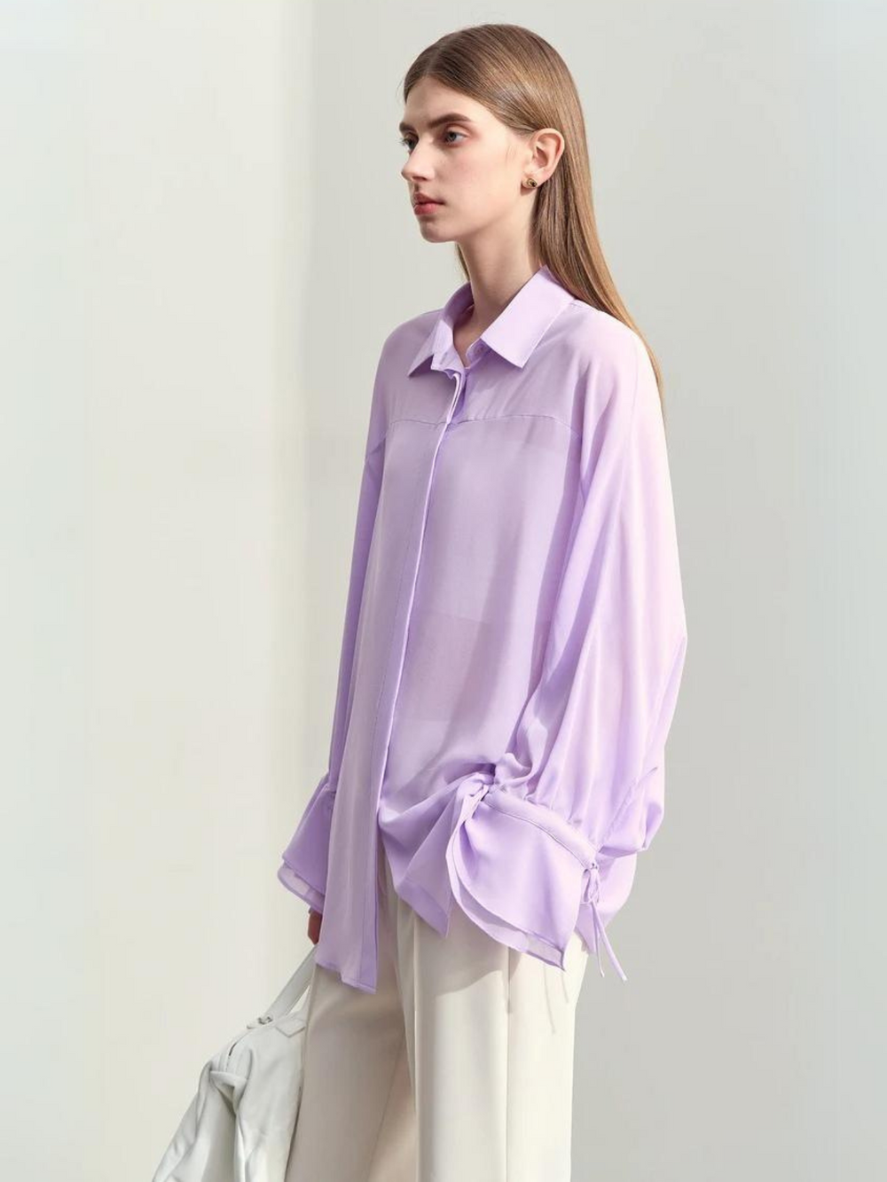Gjennomsiktig chiffongbluse med rynkede mansjetter Lilla