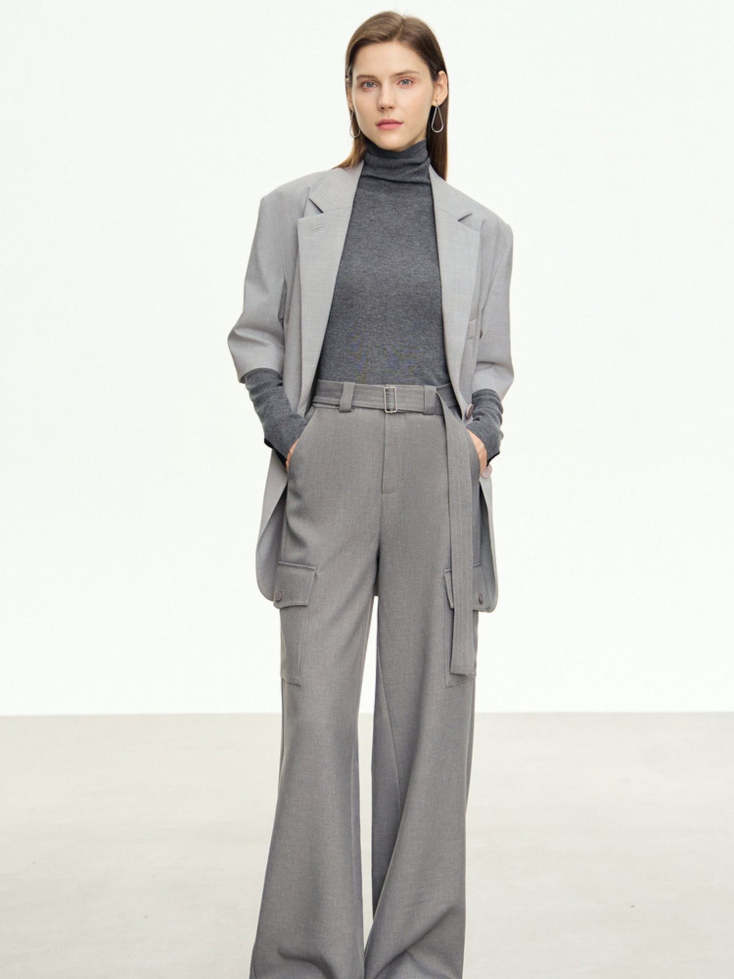 Stilig tofarget turtleneck-genser i grå og svart tofarget design