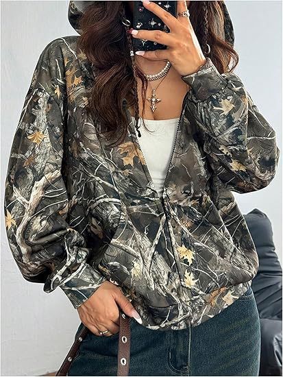 Dame hettejakke med camouflage-mønster og løs passform Skjora