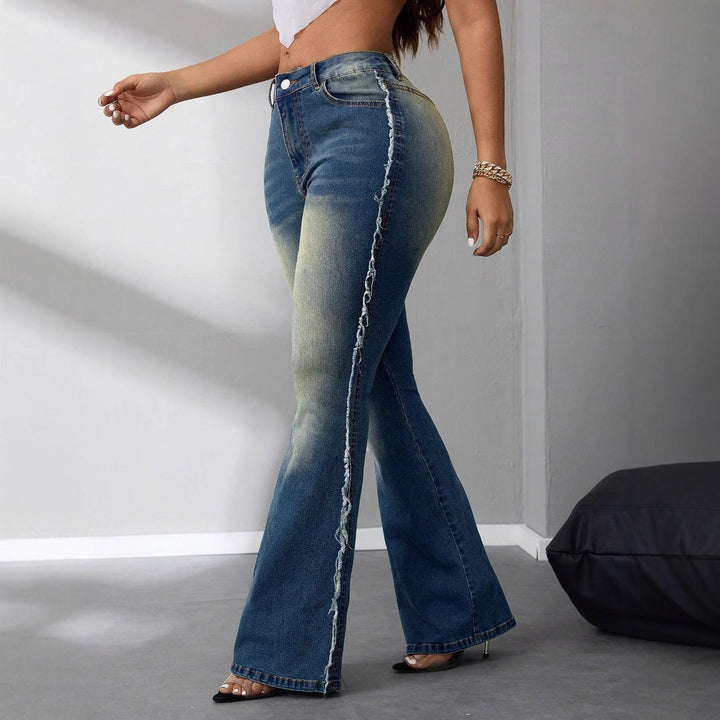 Dams bootcut jeans med høy midje laget av lett denim og frynsete detaljer Skjora
