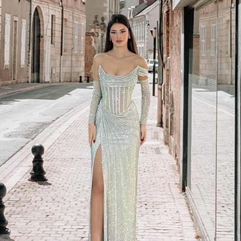 Kvinne Elegant Kveldsdress med Glitrende Smykke Detalj og Drapert Skjørt