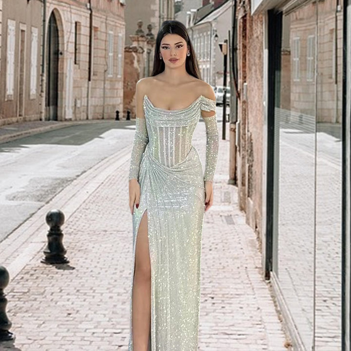 Kvinne Elegant Kveldsdress med Glitrende Smykke Detalj og Drapert Skjørt