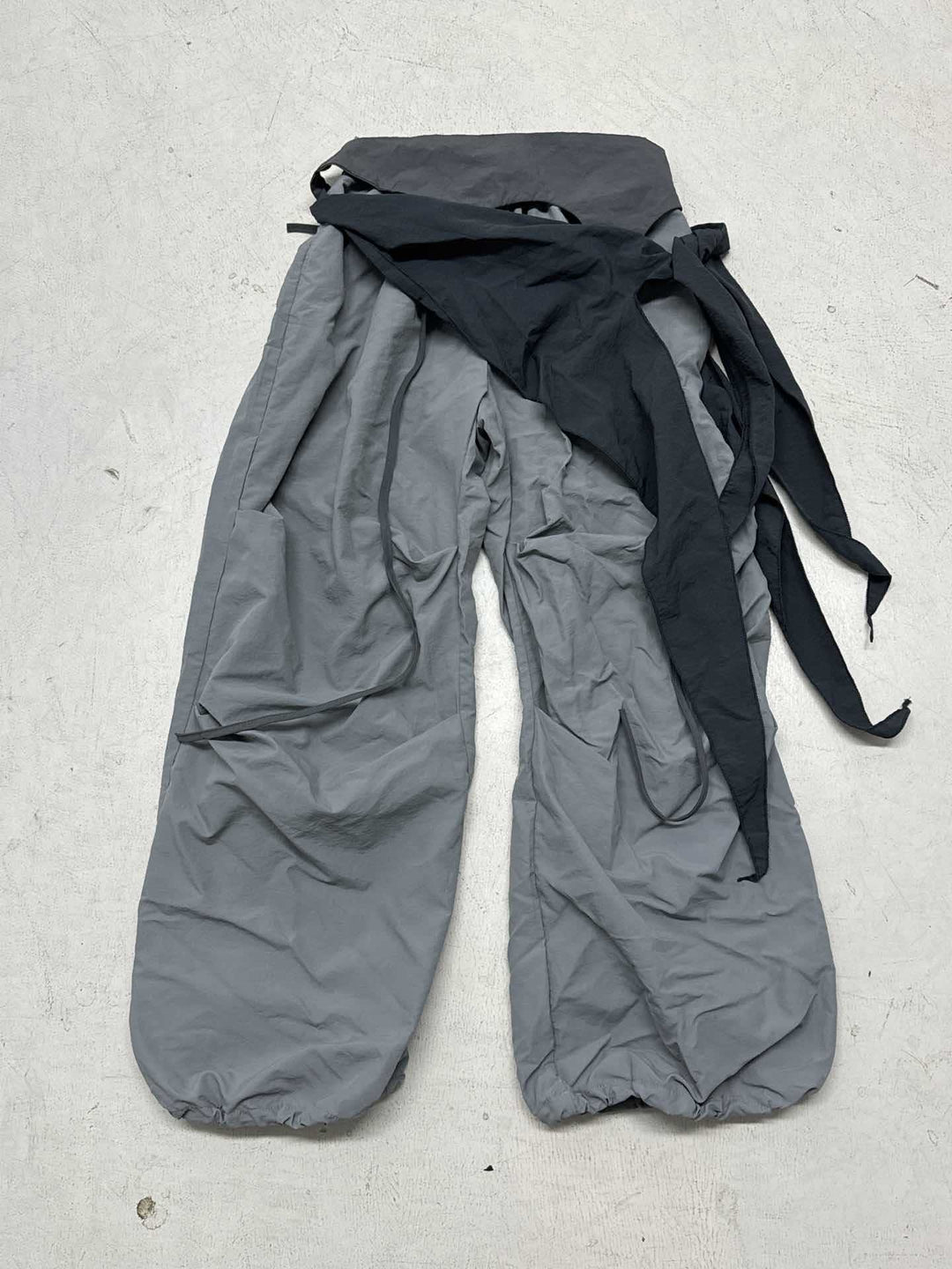 Dame modische High-Waist-bukse med asymmetrisk design og sidelivsnedbinding Skjora