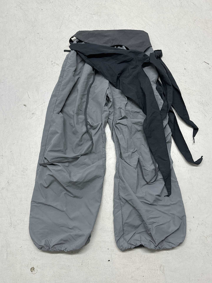 Dame modische High-Waist-bukse med asymmetrisk design og sidelivsnedbinding Skjora
