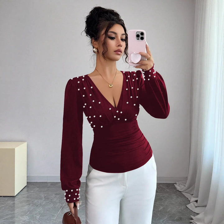 Kvinnes elegant bluse med V-hals og dekorasjon Skjora
