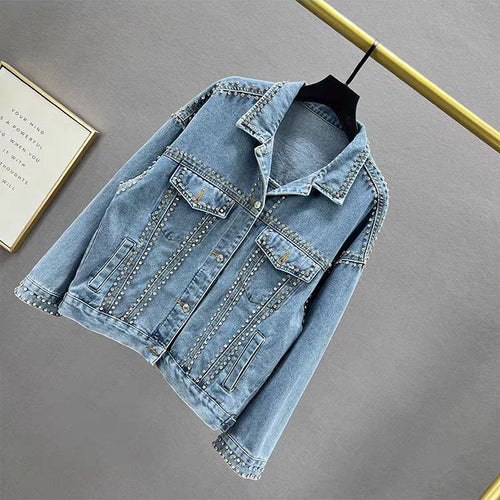 Dames moderne denimjakke med dekorative nagler Skjora