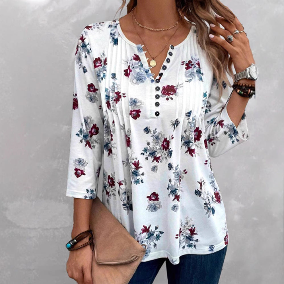 Kvinnebluse med blomstermønster og knappdetaljer Skjora
