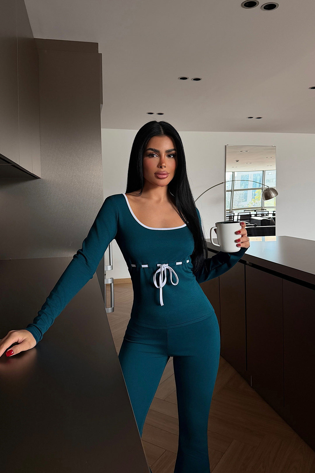 Kvinnes elegant jumpsuit med dyp V-hals og tettsittende silhuett Skjora