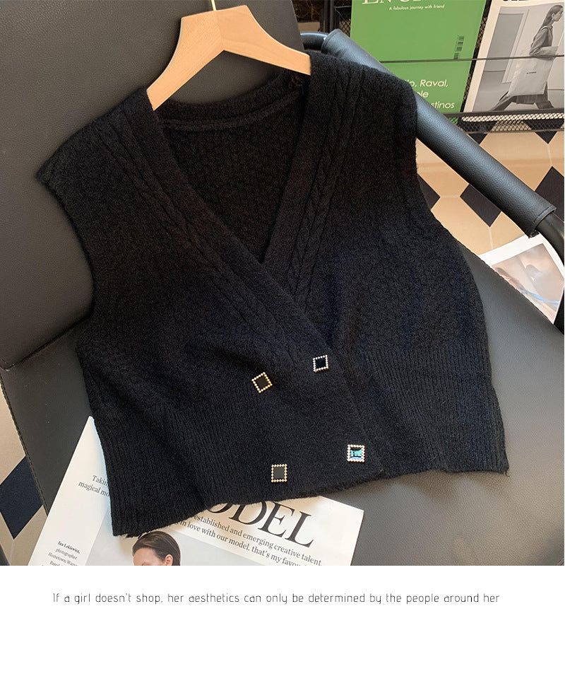 Damer strikket vest med moderne kabelmønster og elegante knappedetaljer Skjora
