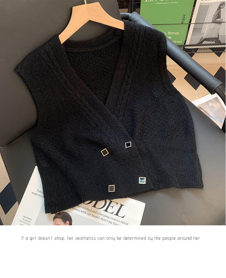 Damer strikket vest med moderne kabelmønster og elegante knappedetaljer Skjora