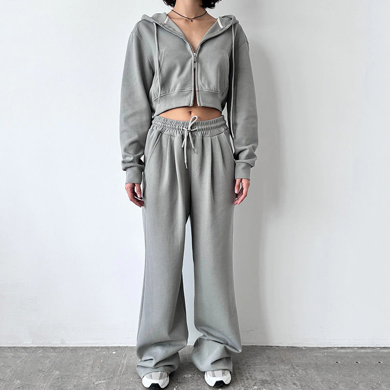 Kvinnens cropped hettegenser og løse joggebukser i minimalistisk design