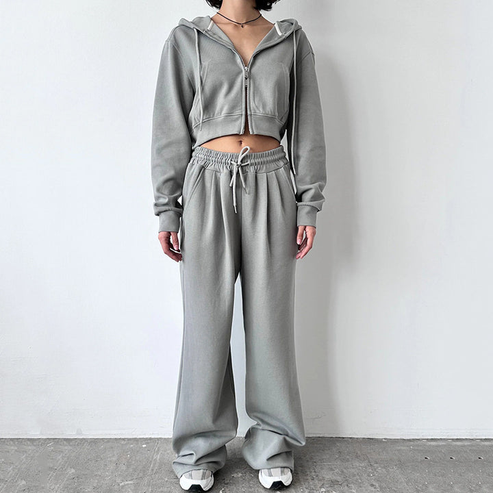 Kvinnens cropped hettegenser og løse joggebukser i minimalistisk design