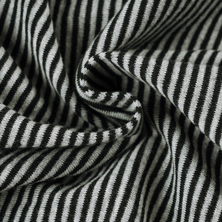 Dame asymmetrisk kortermet topp med stripemønster og innovativ design Skjora