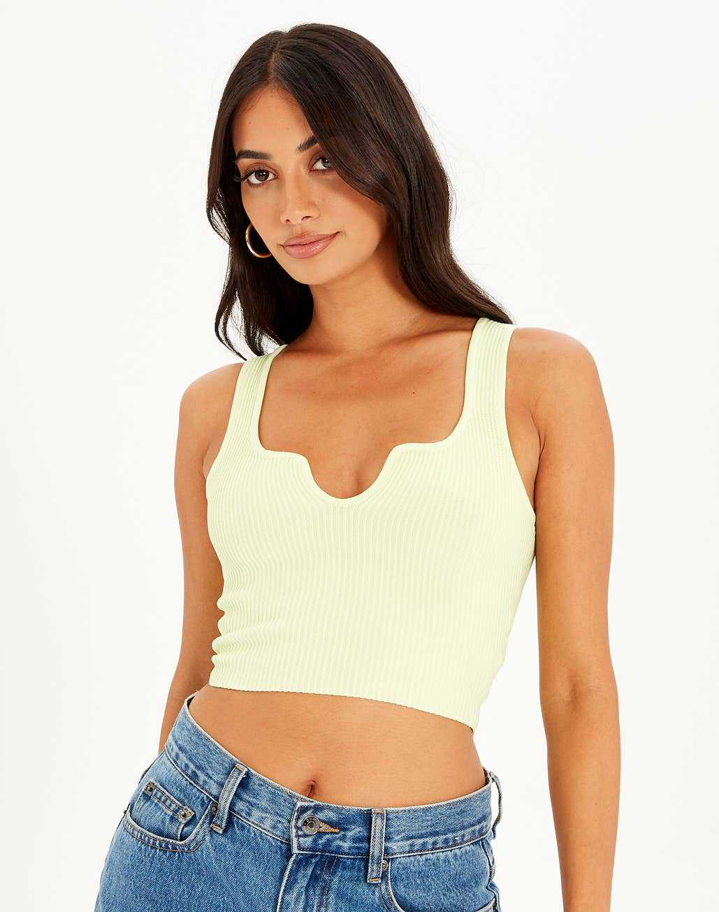 Dame Crop-top med bølget utskjæring og fin ribbestruktur Skjora