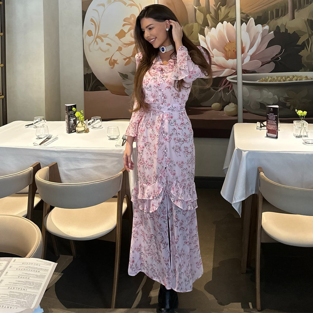 Damevolangskjole med blomsterdesign og elegant V-hals