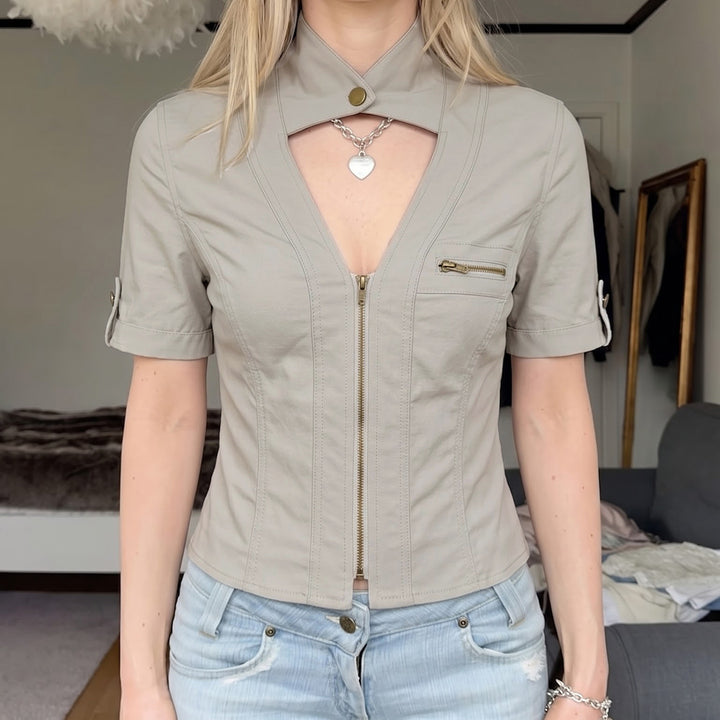 Women's fashionable short jacket with a structured cut and practical breast pockets Skjora
