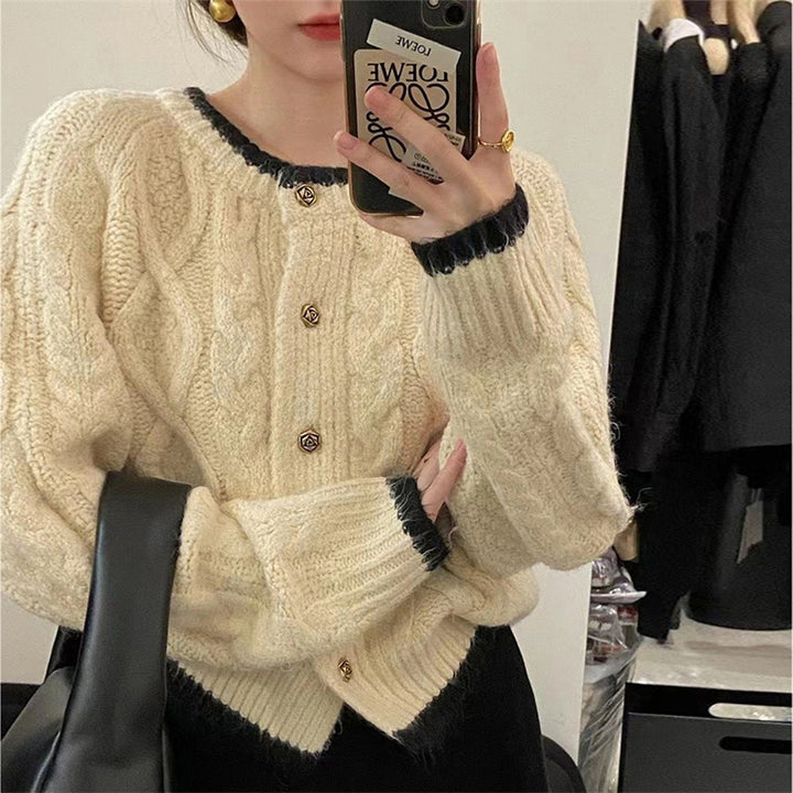 Kvinnens chunky strikk cardigan med elegant kabelmønster og dekorative knapper Skjora