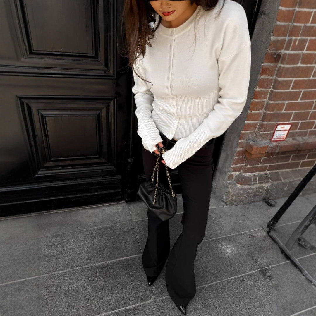 Kvinners strikket topp med knappedetaljer og elegant design Skjora
