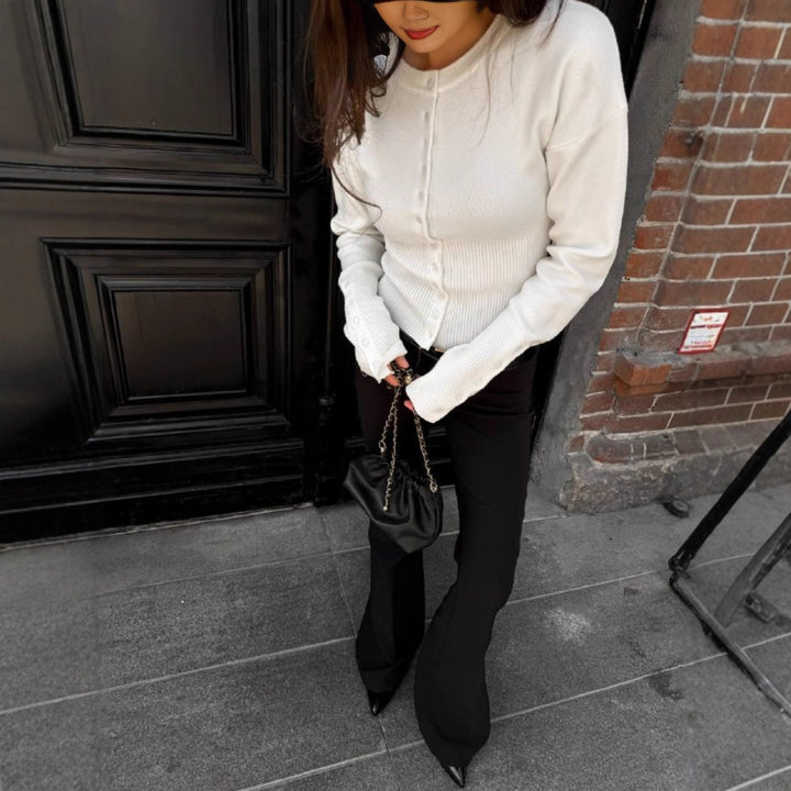 Kvinners strikket topp med knappedetaljer og elegant design Skjora