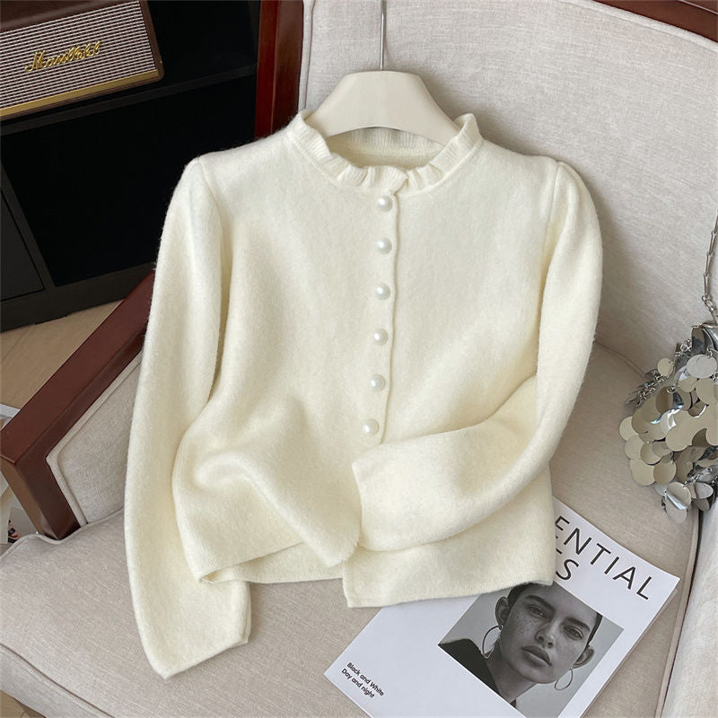 Damer elegant cardigan med feminine volanger og perleknapper Skjora