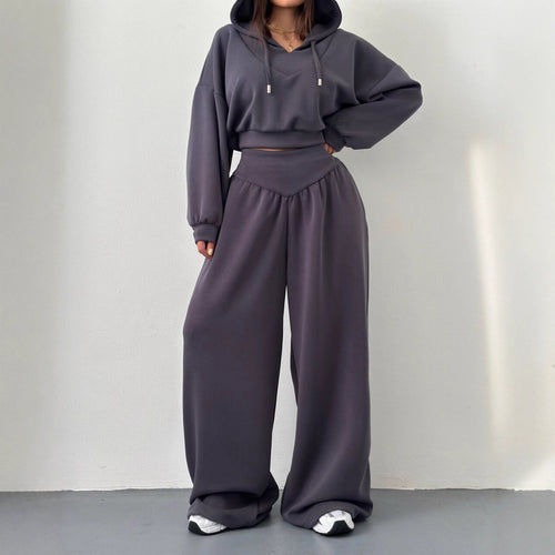 Kvinnes moteriktige sett bestående av kort hoodie og vide bukser med høy midje Skjora